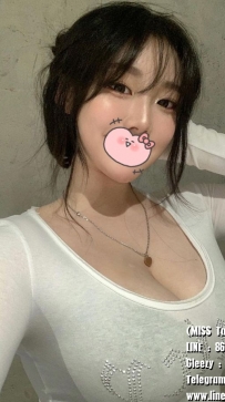 欣欣   167cm/F奶/25歲48kg  身材豐滿有料 大屁股性感迷人  胸部大 又喜歡穿這種低胸